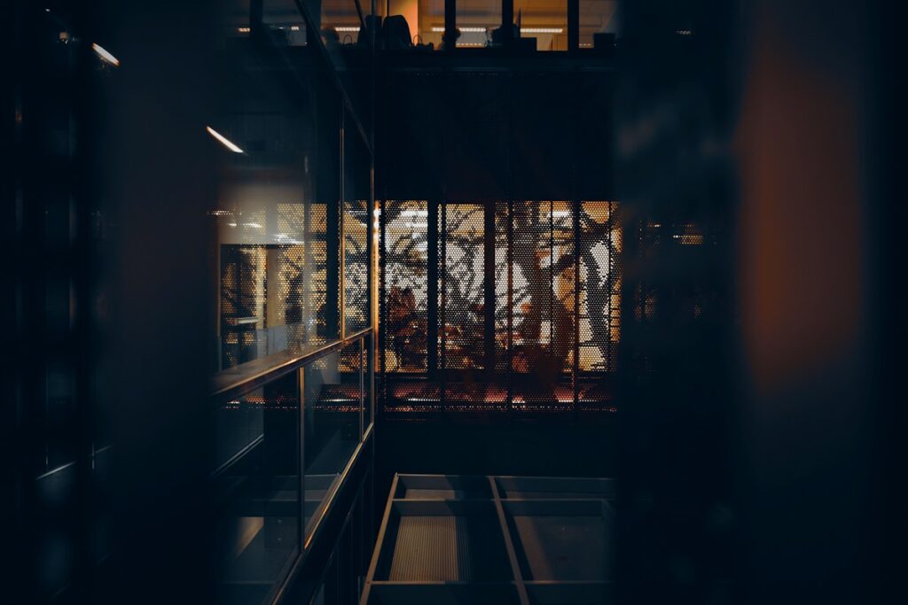 Ambiente corporativo com arquitetura contemporânea e divisórias de vidro