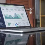 Análise de indicadores de SEO para advogados em um notebook