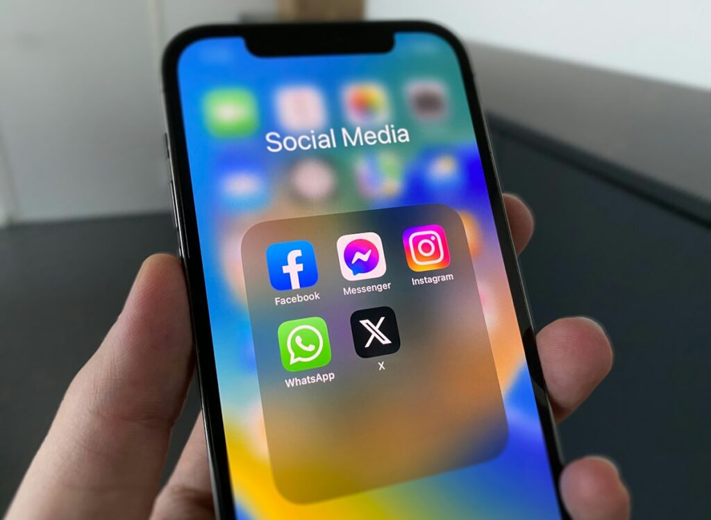 Celular com aplicativos Instagram, Facebook e WhatsApp