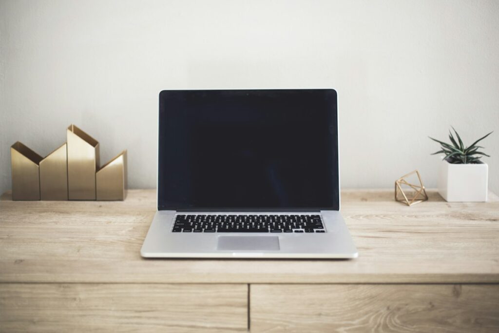 Notebook em mesa de trabalho para criação de site jurídico e site para advogados