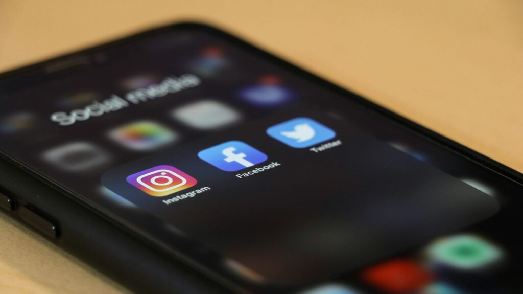 Celular com aplicativos de redes sociais para a gestão de redes sociais de advogados