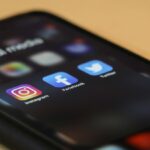 Smartphone sobre uma mesa com aplicativos de redes sociais