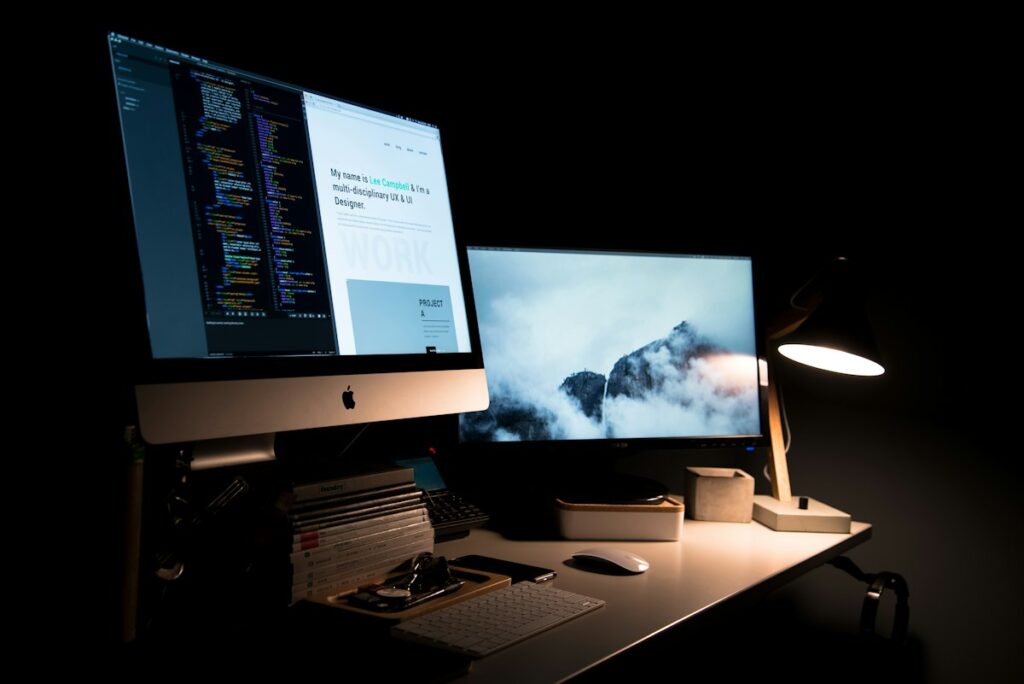 Monitor exibindo código e uma página durante o desenvolvimento de um site